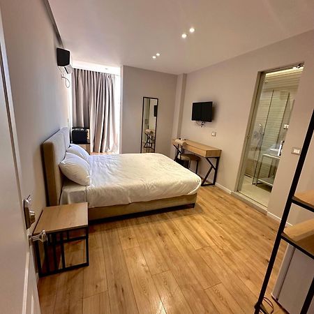 Amazon 8 Guesthouse ティラナ エクステリア 写真