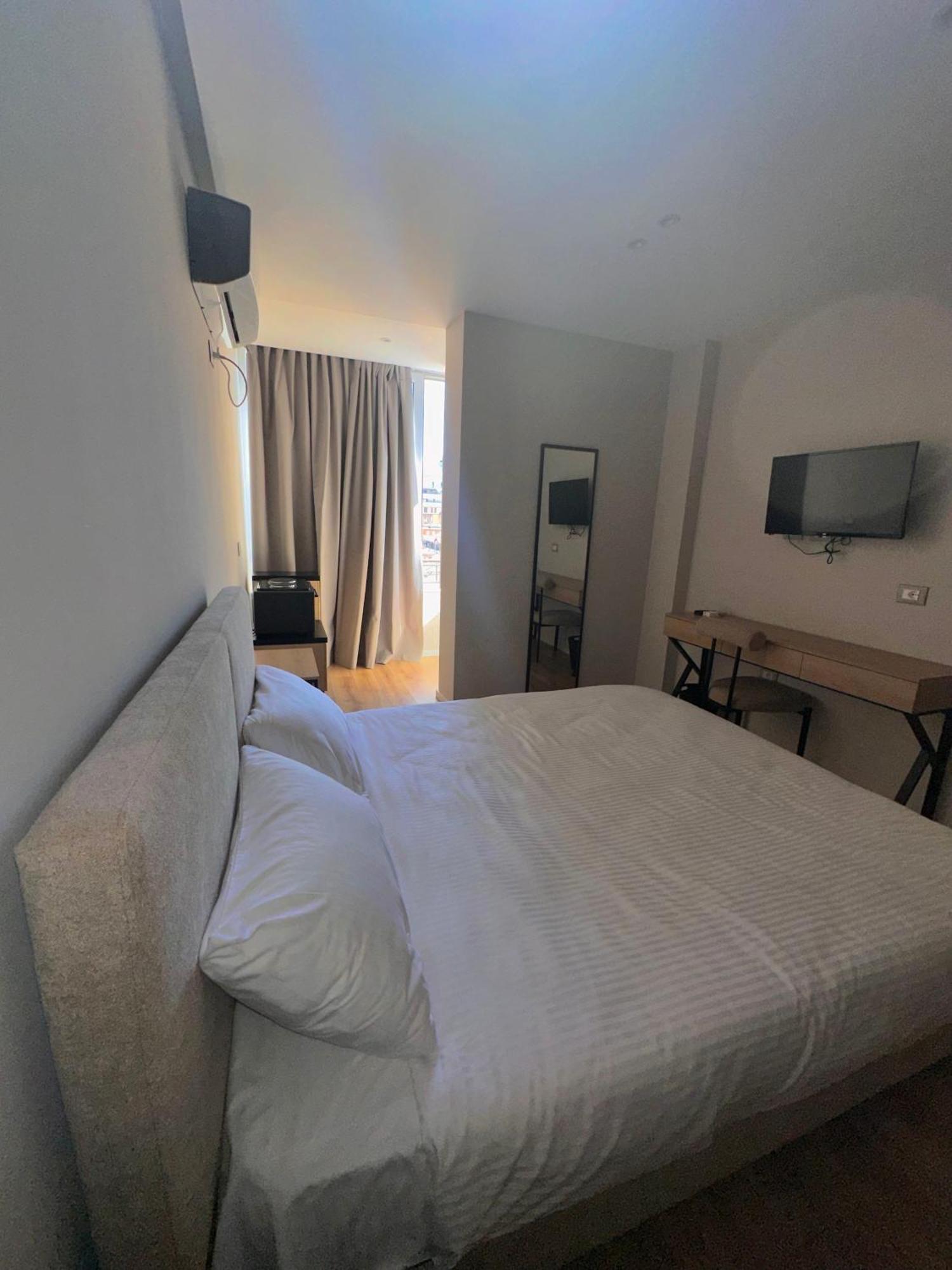 Amazon 8 Guesthouse ティラナ エクステリア 写真